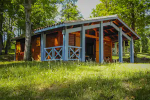 Camping Lac de Lislebonne - Chalet mit Veranda im Grünen auf dem Campingplatz