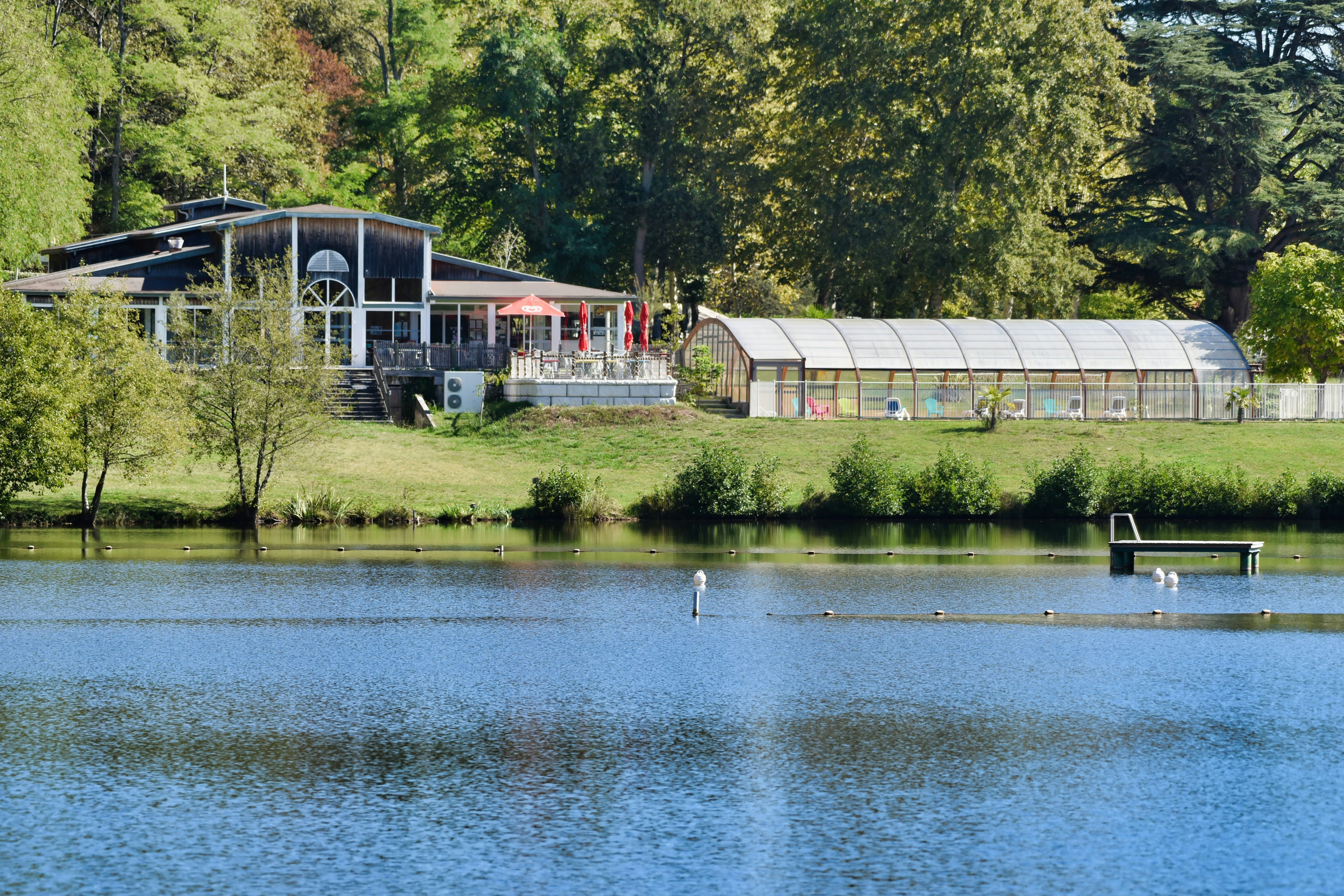 Camping Naturiste du Lac de Lislebonne  Camping Lac de Lislebonne - Gebäude des Campingplatzes am See