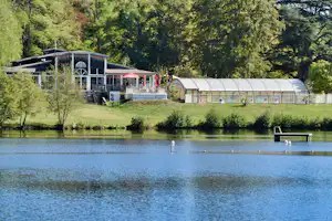 Camping Naturiste du Lac de Lislebonne Camping Lac de Lislebonne - Gebäude des Campingplatzes am See
