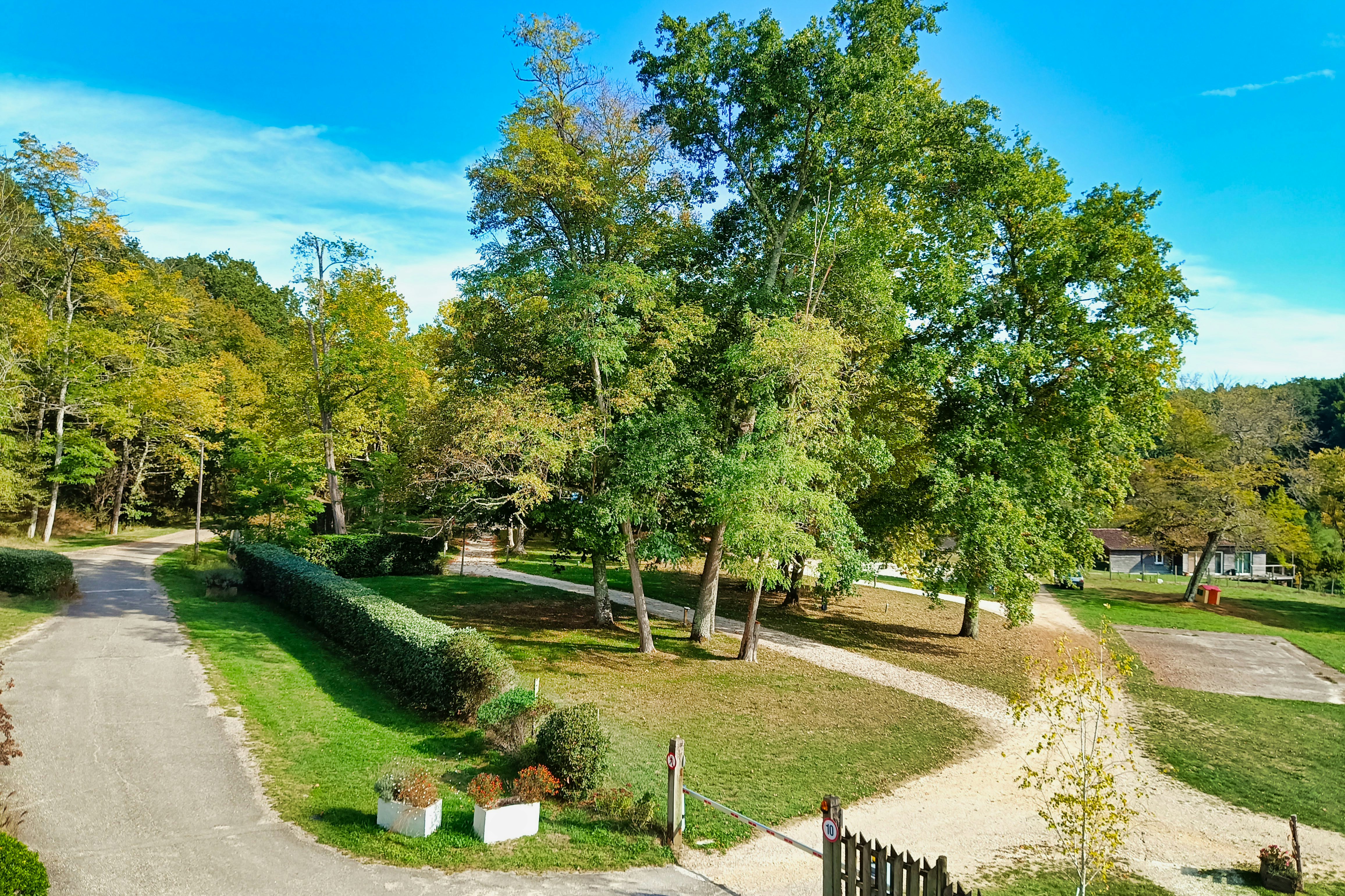Camping Naturiste du Lac de Lislebonne  Camping Lac de Lislebonne - Standplätze auf dem Campingplatz