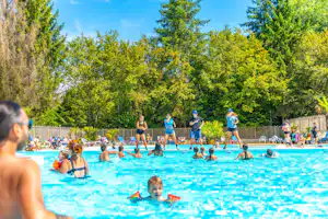 Camping Lac de Panthier - Aquafitness im Freibad des Campingplatzes