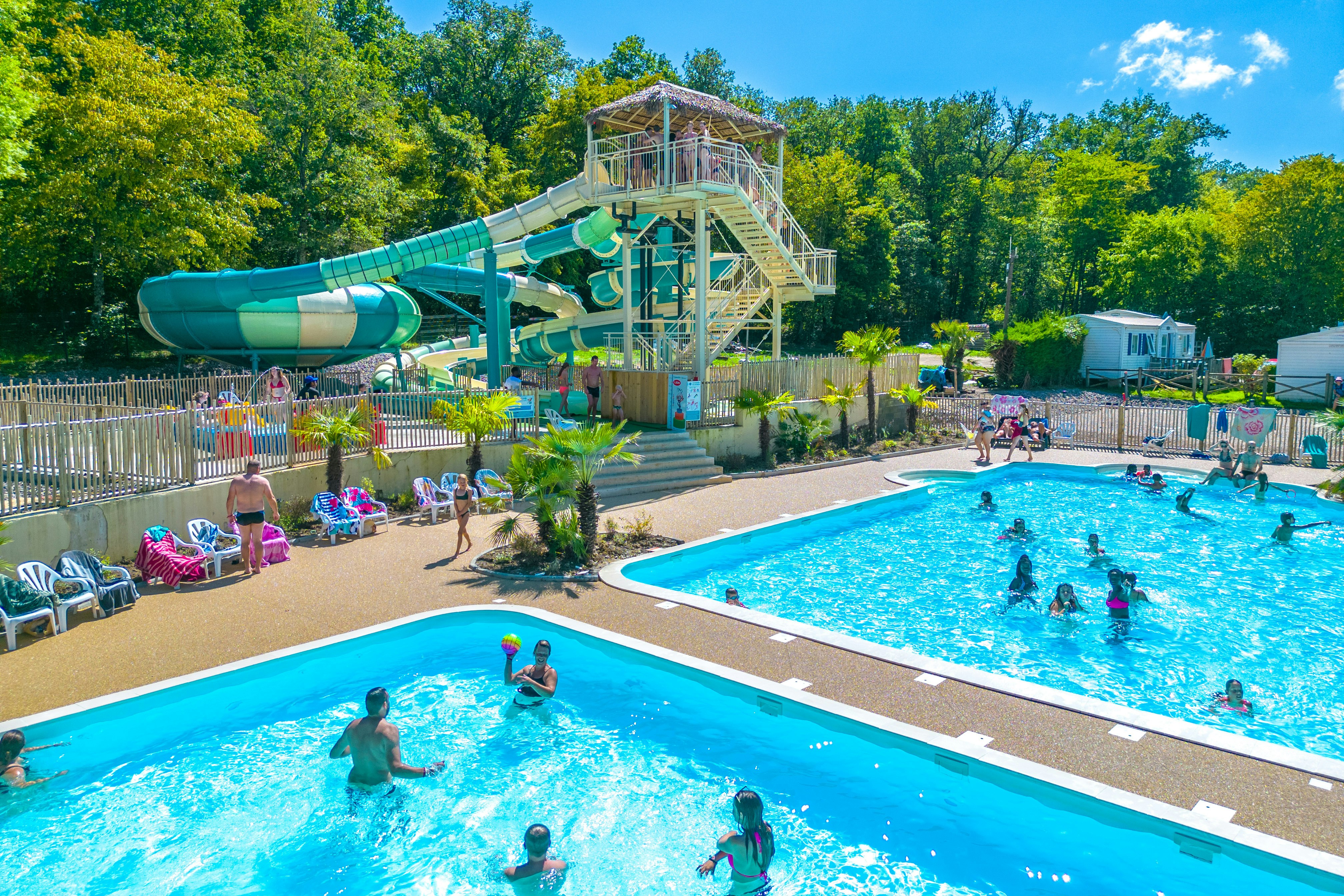 Camping Lac de Panthier - Rutschen im Freibad des Campingplatzes