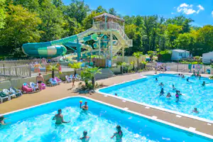 Camping Lac de Panthier - Rutschen im Freibad des Campingplatzes