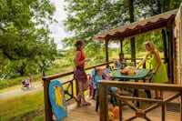 Camping Lac de Ribou - Frühstück auf der schattigen Terrasse des Mobilheims im Grünen