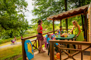 Camping Lac de Ribou - Frühstück auf der schattigen Terrasse des Mobilheims im Grünen