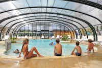 Camping Lac de Ribou - Kinder in der Schwimmhalle im Poolbereich des Campingplatzes