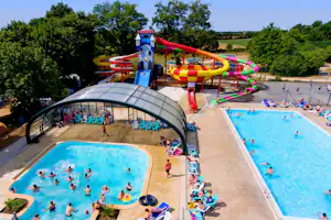 Camping Lac de Ribou - Poolbereich mit Wasserrutschen und Liegestühlen auf dem Campingplatz