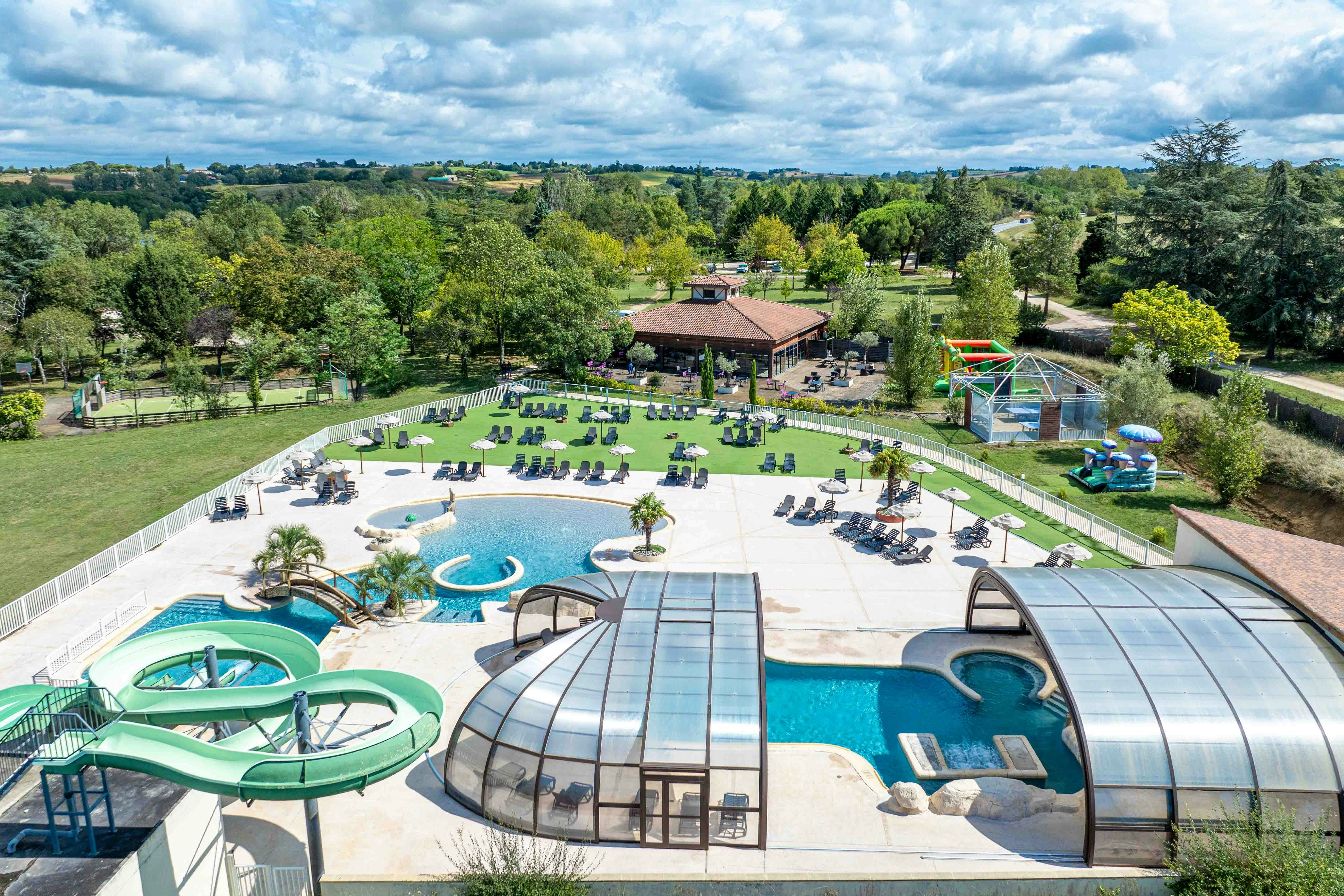 Camping Koawa Lac de Thoux  Camping Lac de Thoux St-Cricq - Poolbereich auf dem Campingplatz - Poolbereich auf dem Campingplatz