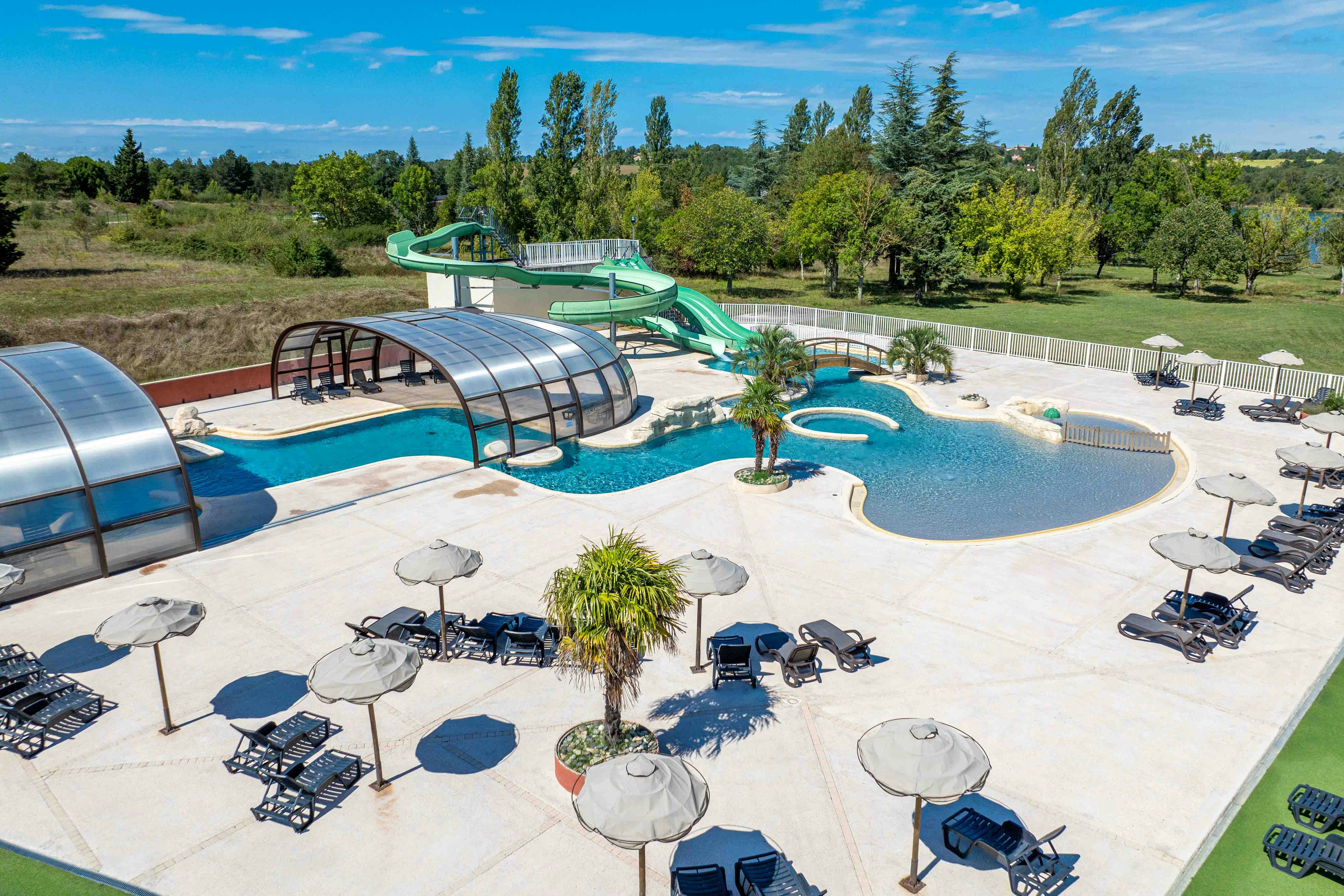 Camping Koawa Lac de Thoux  Camping Lac de Thoux St-Cricq - Poolbereich mit Sonnenliegen