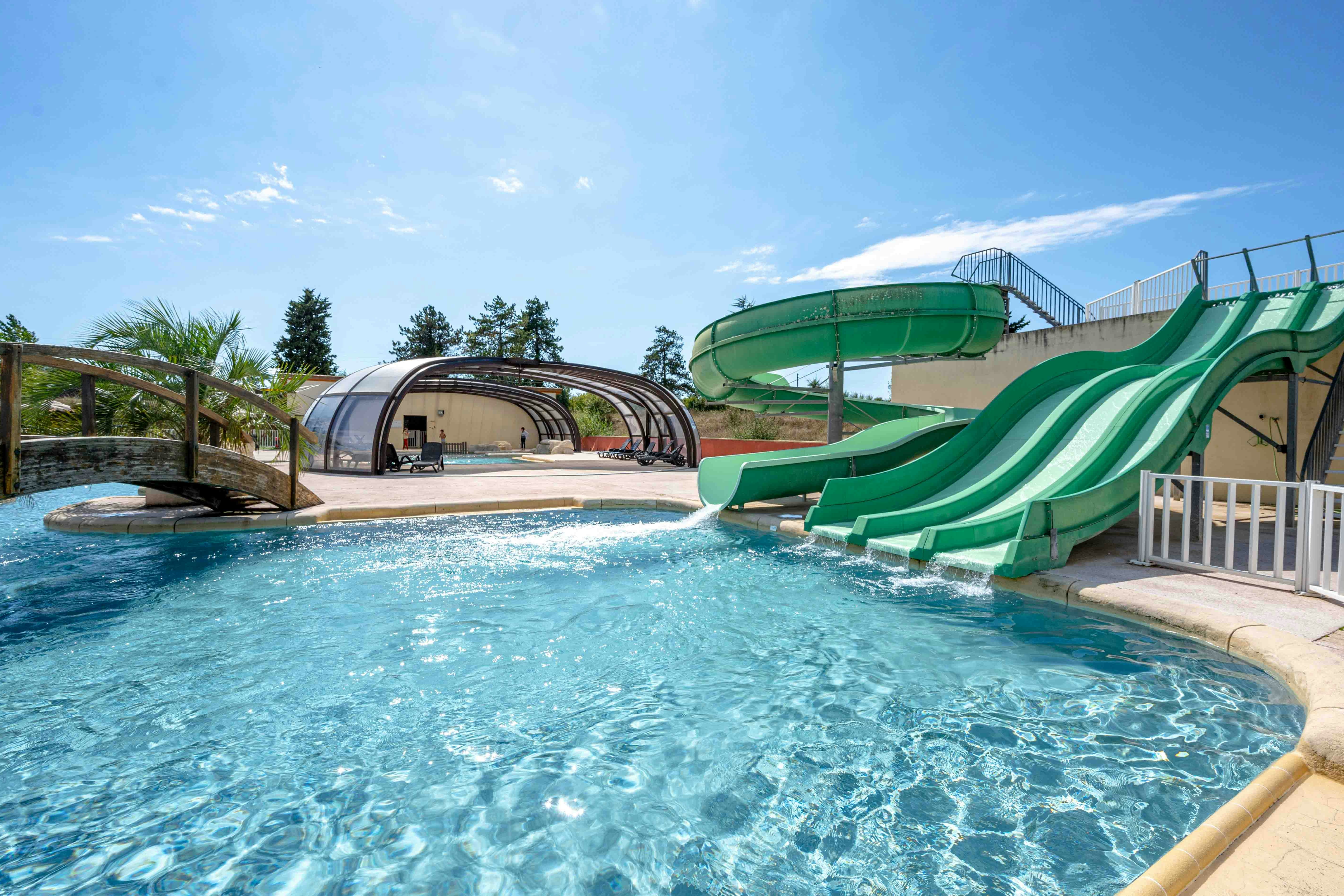 Camping Koawa Lac de Thoux  Camping Lac de Thoux St-Cricq - Wasserrutschen und Brücke über den Pool