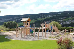 Camping Lac des Brenets - Spielplatz auf dem Campingplatz