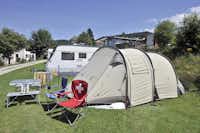 Camping Lac des Brenets  -  Wohnwagen- und Zeltstellplatz auf Rasen auf dem Campingplatz