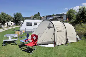 Camping Lac des Brenets - Wohnwagen- und Zeltstellplatz auf Rasen auf dem Campingplatz
