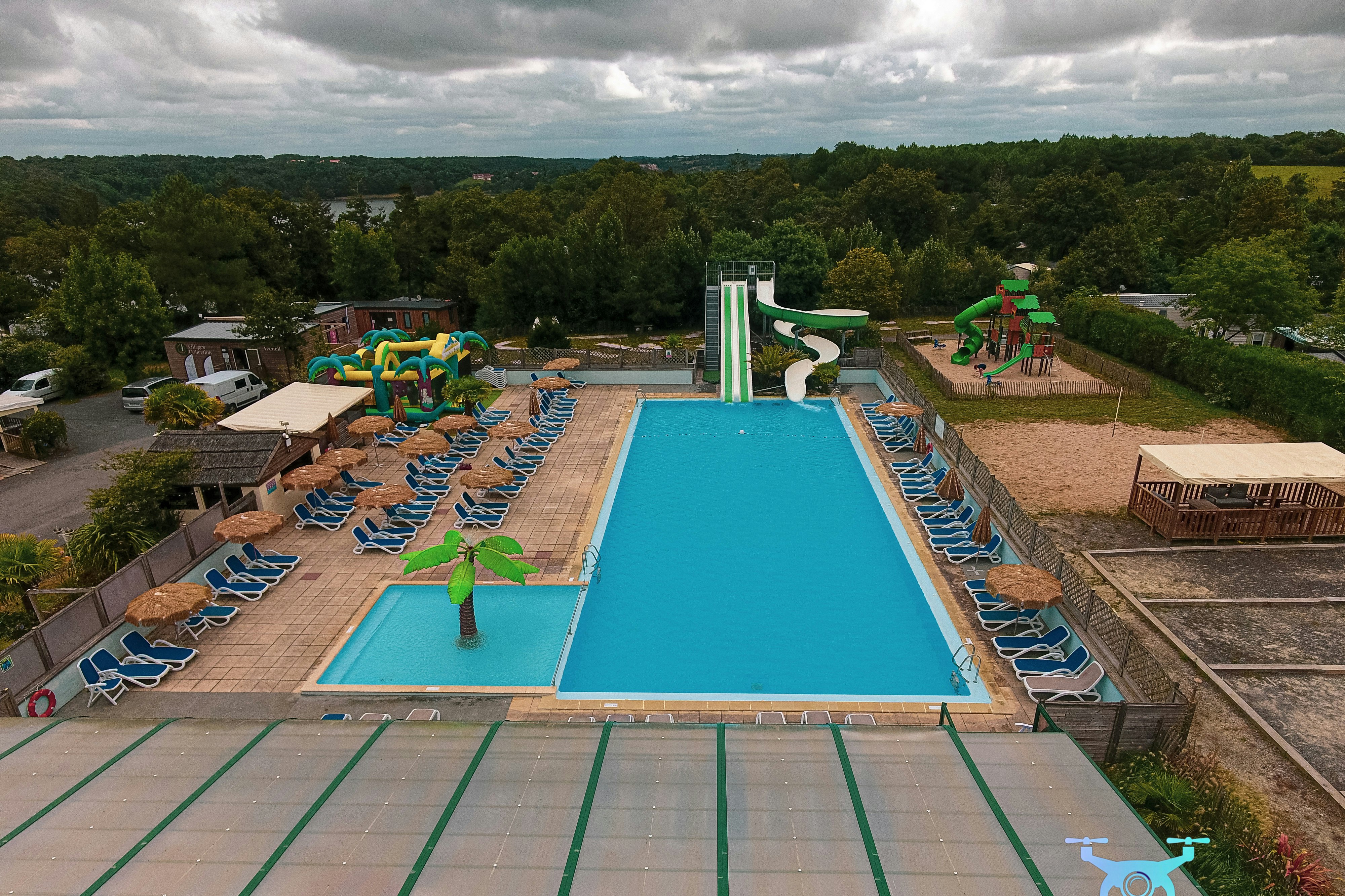 Camping Lac du Jaunay  - Pool im Freien mit Liegestühlen und Sonnenschirmen