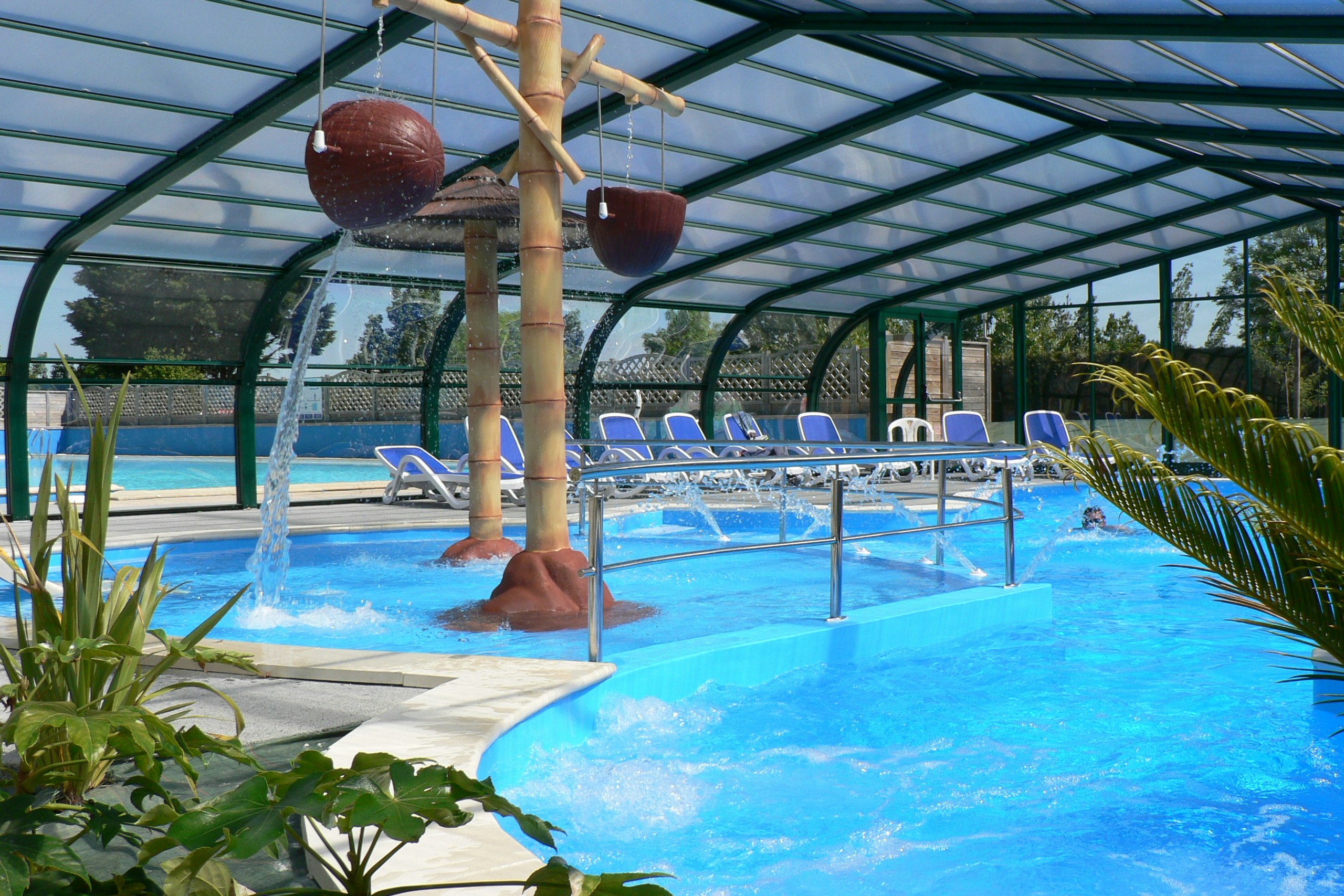 Camping Lac du Jaunay - Überdachter Pool auf dem Campingplatz