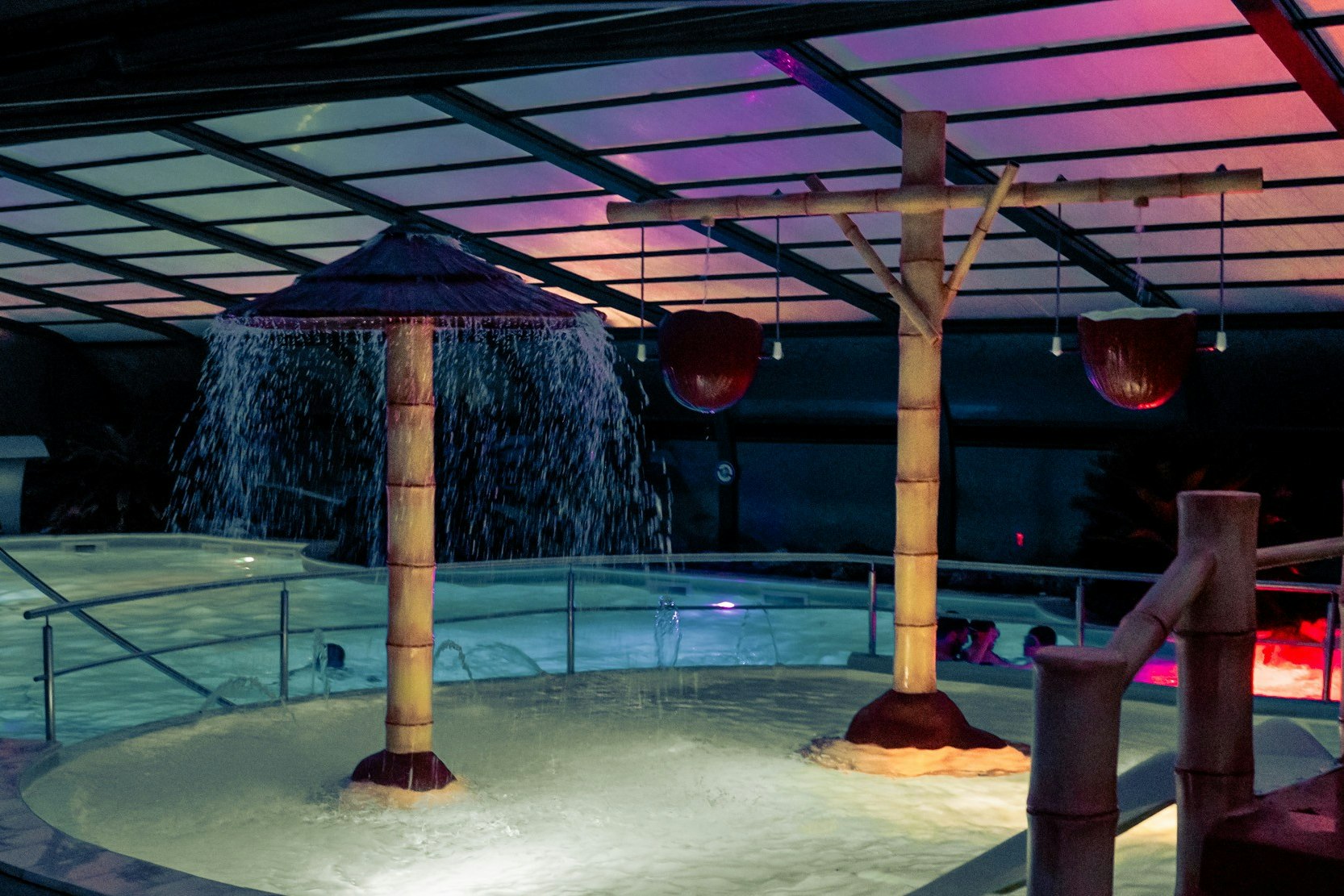 Camping Lac du Jaunay - Pool auf dem Campingplatz am Abend