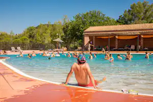 Camping Lac du Salagou - Camper im Pool vom Campingplatz