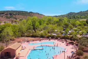 Camping Lac du Salagou - Luftaufnahme vom Pool und dem Stellplatz vom Campingplatz