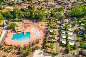 Camping Lac du Salagou - Pool, Mobilheime und Stellplätze vom Campingplatz aus der Vogelperspektive