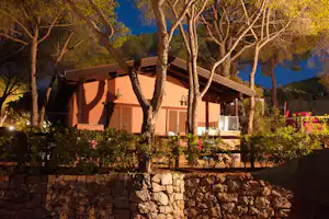 Camping Lacona Pineta - Bungalow mit Garten zwischen Bäumen