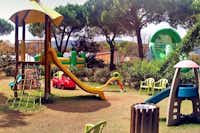 Camping Lacona Pineta - Kinderspielplatz mit Rutschen und Kletterburg, sowie Hüpfburgen im Hintergrund