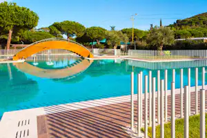 Camping Lacona Pineta - Poolanlage auf dem Campingplatz