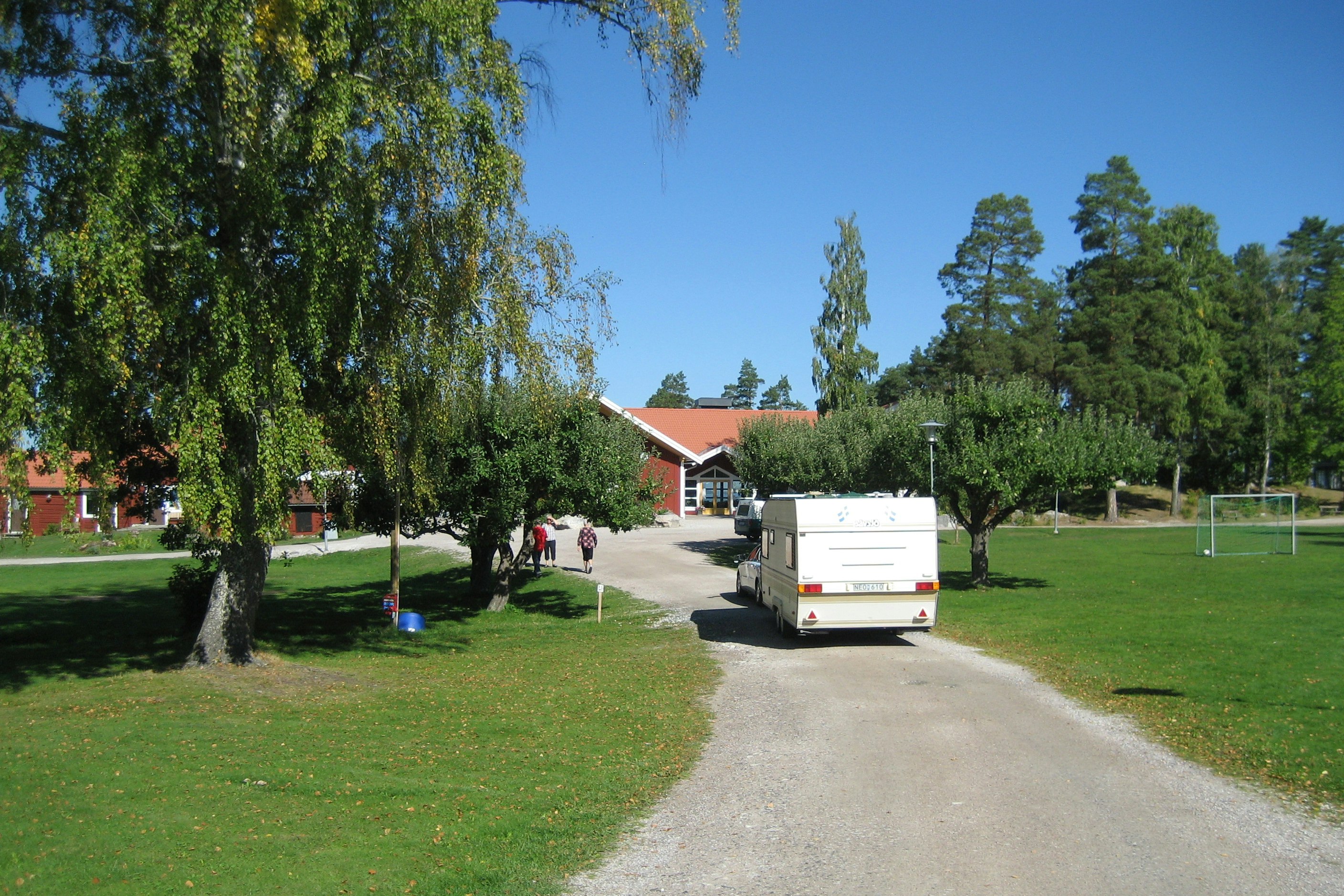 Camping Läppebadet - Wohnwagen- und Zeltstellplatz auf grüner Wiese auf dem Campingplatz