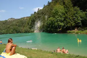 Camping Laghi di Lamar - Gäste am Badestrand vor dem Campingplatz