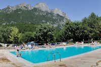 Camping Laghi di Lamar - Gäste liegen am Pool in der Sonne mit Blick auf die Berge