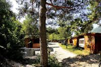 Camping Laghi di Lamar - Mobilheime im Schatten der Bäume auf dem Campingplatz