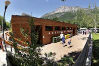 Camping Laghi di Lamar - Sanitäranlagen auf dem Campingplatz mit Blick auf die Berge