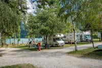 Camping Lago 3 comuni - Wohnmobile auf Stellplätzen unter Bäumen am See