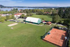 Camping Lago Azzurro - Sportbereich und Umgebung des Campingplatzes