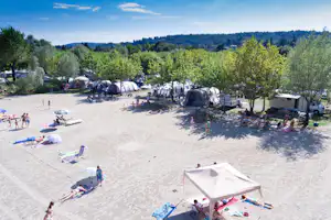Camping Lago Azzurro - Wohnwagen- und Zeltstellplatz unter Bäumen am Strand