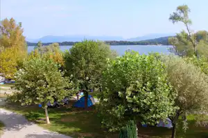 Camping Lago Azzurro - Wohnwagen- und Zeltstellplatz unter Bäumen