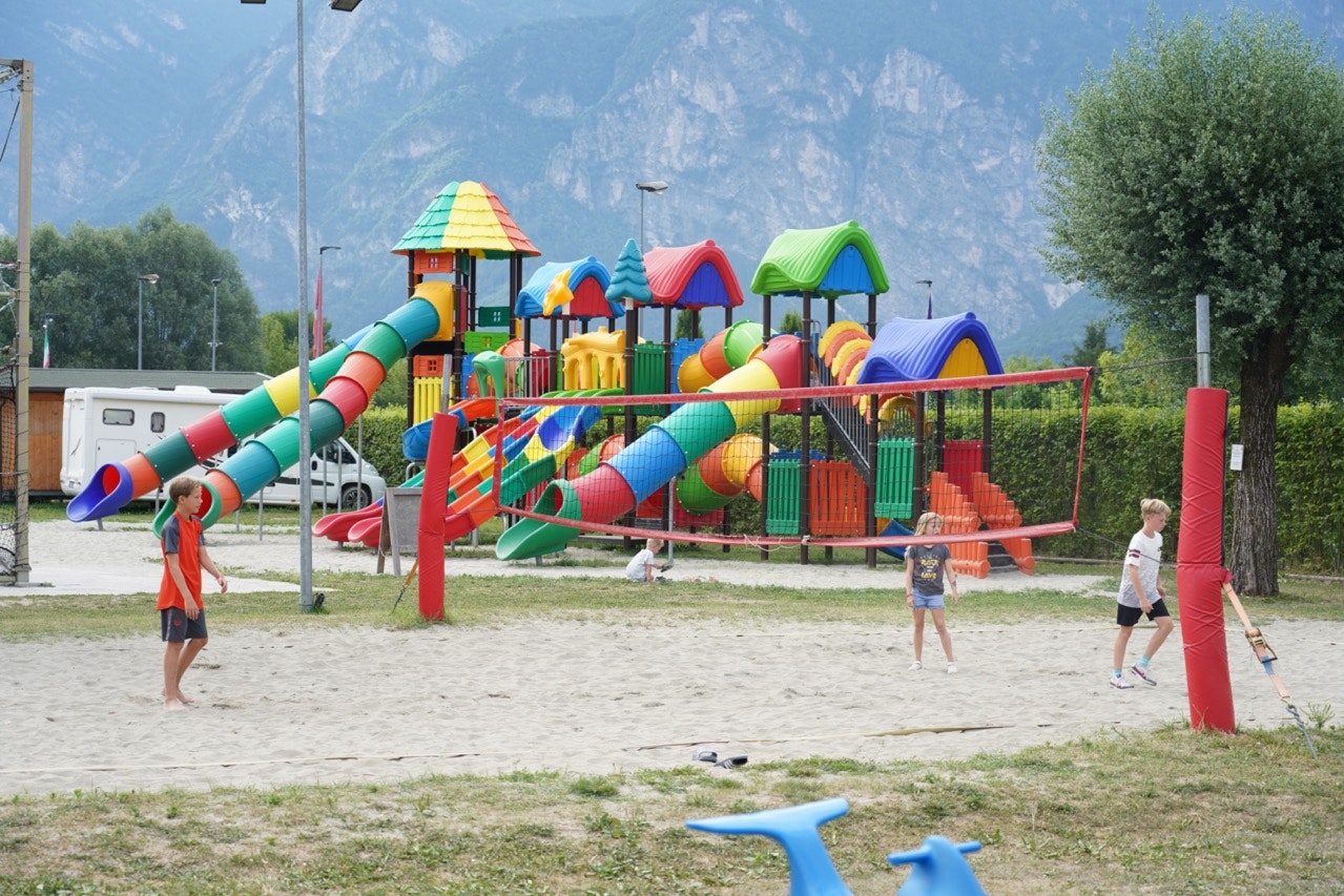 Lago Levico Camping Village - Kinderspielplatz mit Klettergerüst und Volleyballfeld