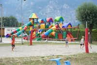 Lago Levico Camping Village - Kinderspielplatz mit Klettergerüst und Volleyballfeld