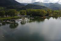 Camping Lago di Piediluco  -  Blick auf den See und den Campingplatz umgeben von grünen Hügeln