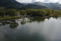 Camping Lago di Piediluco  -  Blick auf den See und den Campingplatz umgeben von grünen Hügeln