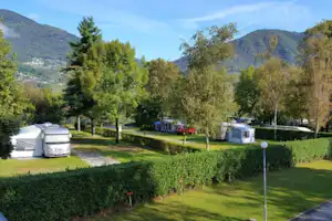 Camping Lago Maggiore - Wohnwagen- und Zeltstellplatz mit Blick auf die Berge