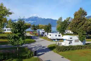 Camping Lago Maggiore - Wohnwagen- und Zeltstellplatz zwischen Bäumen mit Blick auf Lago Maggiore