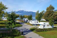 Camping Lago Maggiore  -  Wohnwagen- und Zeltstellplatz zwischen Bäumen mit Blick auf Lago Maggiore
