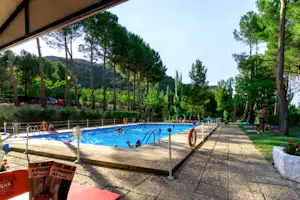 Camping Lago Resort - Pool vom Campingplatz im Grünen