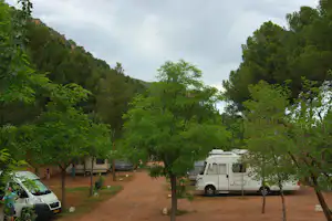 Camping Lago Resort - Stellplatz vom Campingplatz zwischen Bäumen