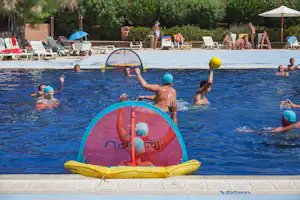 Camping Laguna - Camper beim Wasserball spielen im Swimmingpool