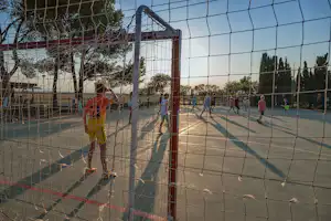 Camping Laguna - Camper spielen Fussball auf dem Sportplatz