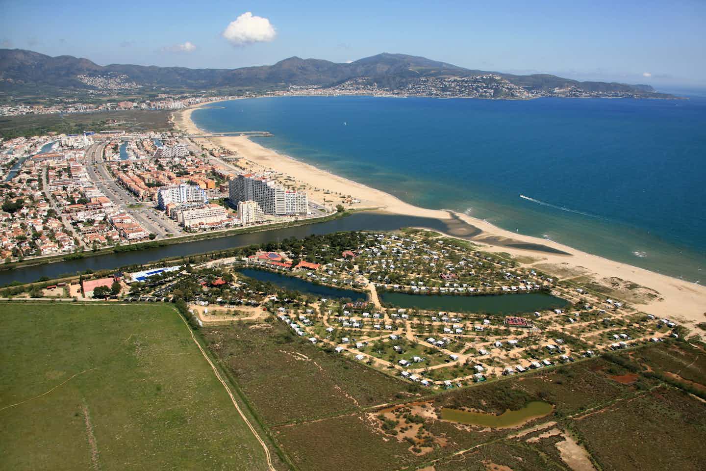 Camping Laguna - Luftaufnahme auf den Campingplatz und das Mittelmeer