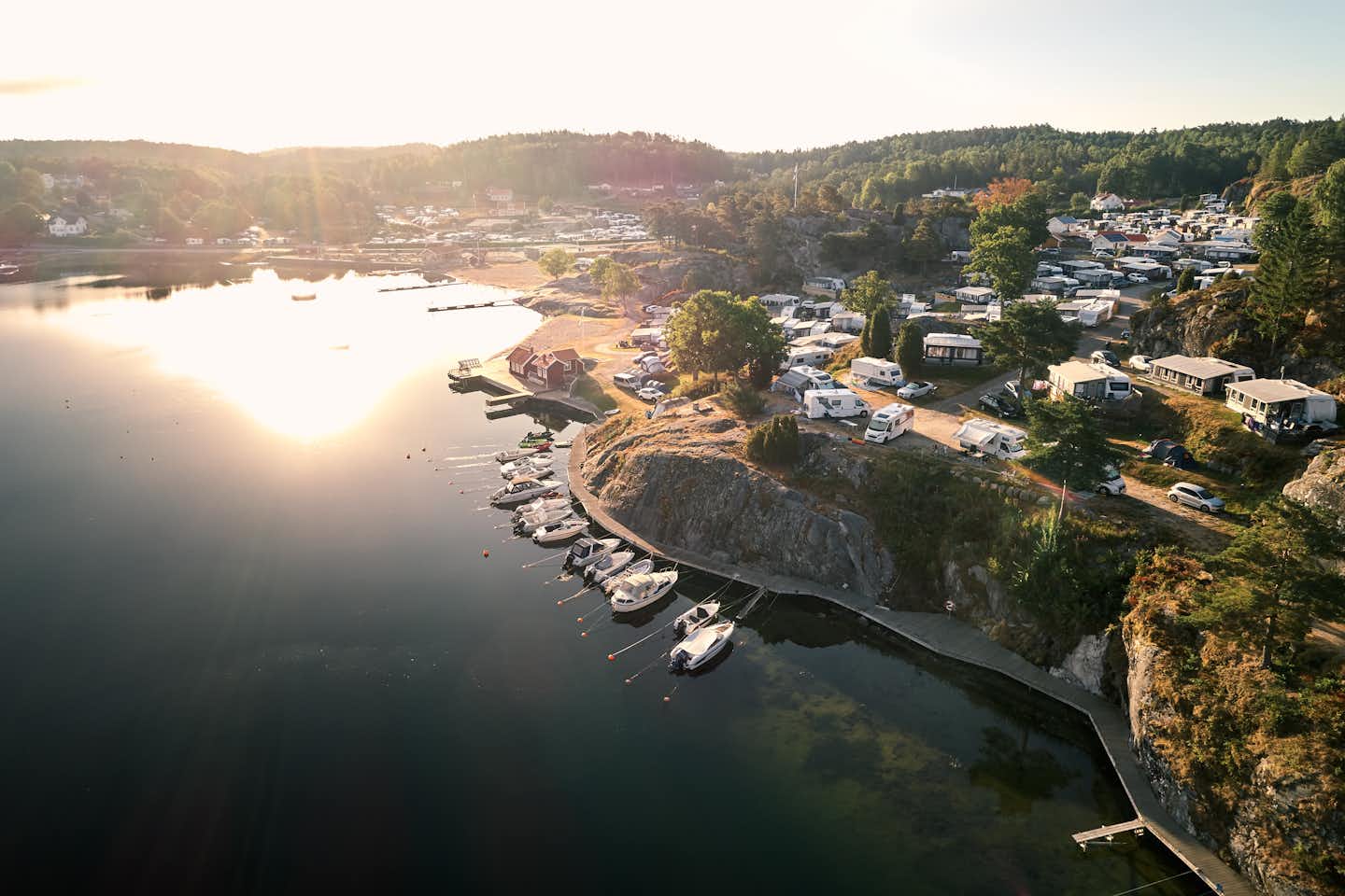 Camping Lagunen Strömstad - Blick auf den Campingplatz am Wasser mit Bootsanlegestelle