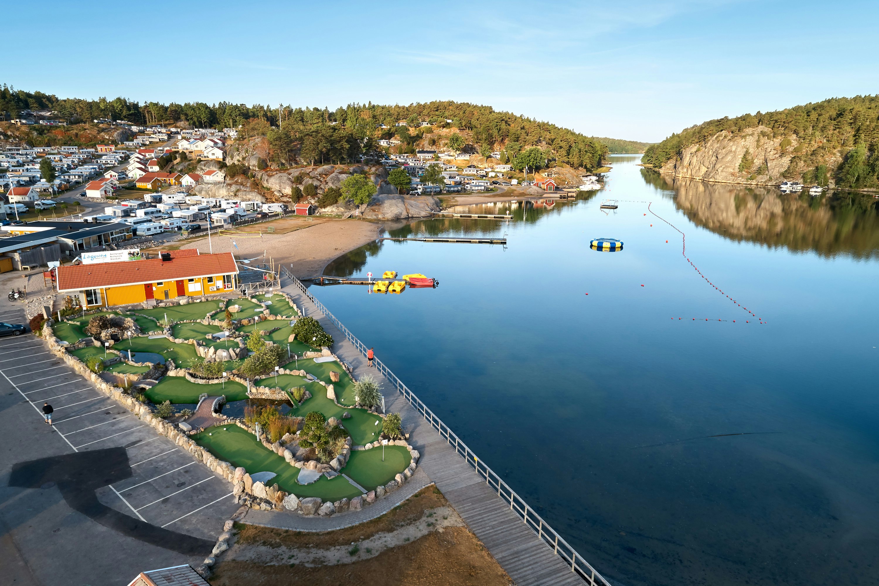 Camping Lagunen Strömstad - Luftaufnahme des Campingplatzes am Wasser