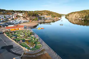 Camping Lagunen Strömstad - Luftaufnahme des Campingplatzes am Wasser